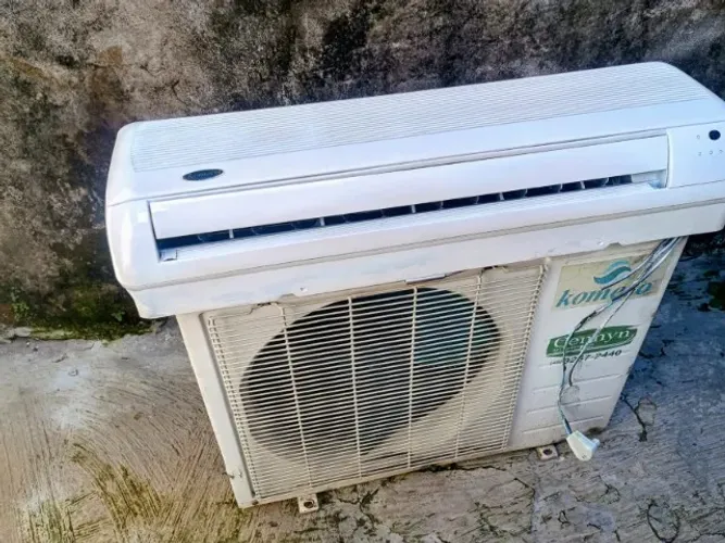 Ar condicionado split (Komeco) ,9.000 BTUs,s 220 vtz (precisa de manutenção no compressor