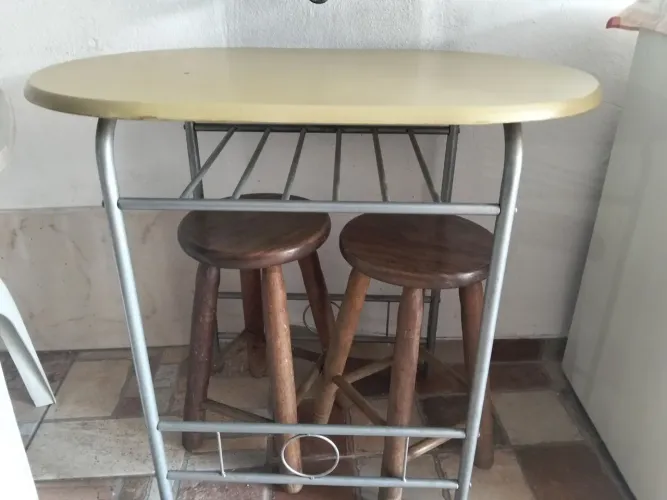 Mesa com dois bancos de madeira