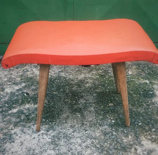 Banqueta com pés palito em pau marfim anos 60