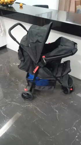 Carrinho de bebê dobrável com bebê conforto voyage