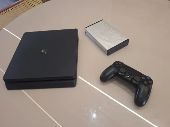 PS4 SLIM 500GB + CONTROLE ORIGINAL + HD 2 TB