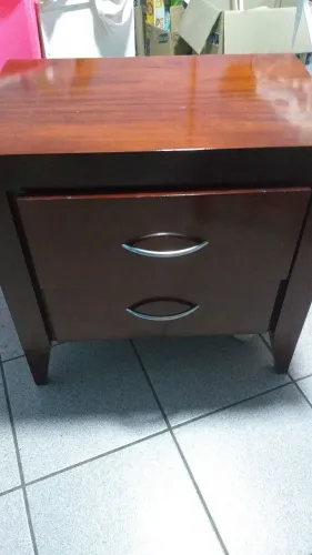 Cômoda de madeira maciça 