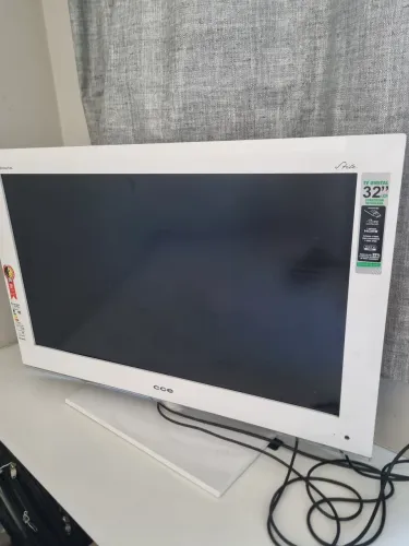 Vendo televisão 32 polegadas,  funcionando perfeitamente,  só com manchas na tela.