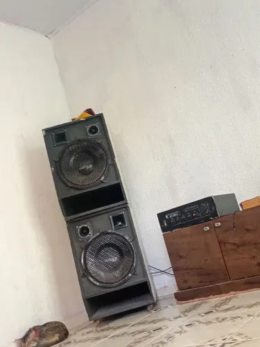 Caixa de som com amplificador