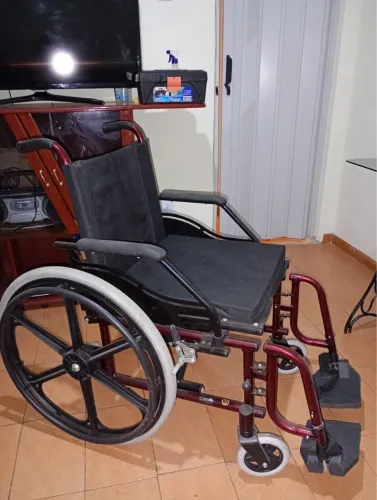 Cadeira de rodas dobrável e desmontável 