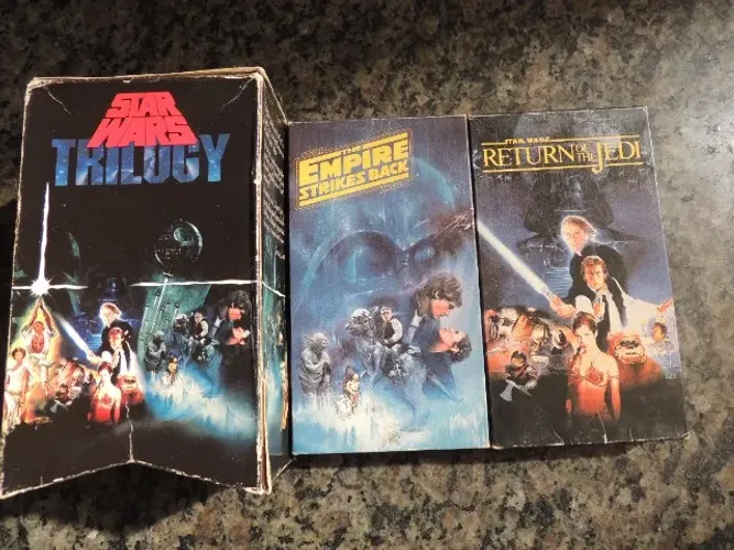 SOMENTE O BOX VHS TRILOGIA STAR WARS IMPORTADO INCOMPLETO - RETORNO JEDI / IMPÉRIO C ATACA