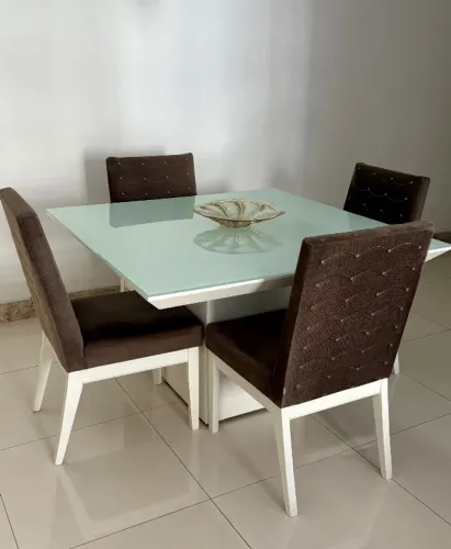 Mesa de Jantar 1,20 X 1,20 com 04 cadeiras