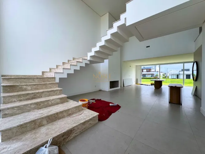 Casa pronta com 4 Suítes  Sofisticação e Conforto
