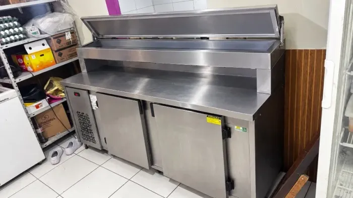 Balcão de encosto refrigerado com porta condimentos em inox - tamanho 2,00 m