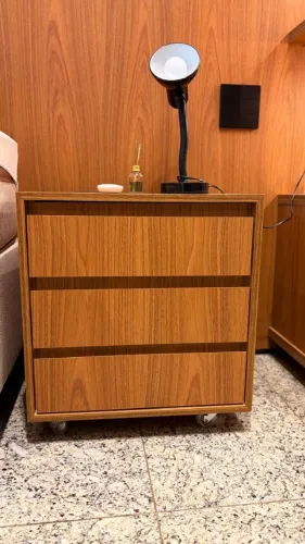 1 Mesa de Cabeceira de Madeira com Três Gavetas