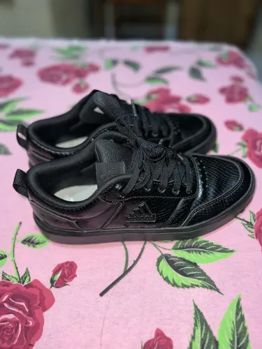 Tênis adidas usado em ótimo estado.