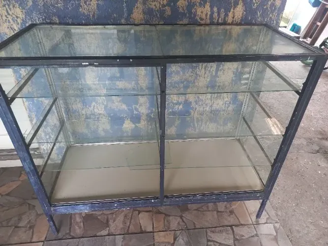 Balcão com divisória de vidro