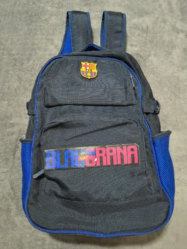 Mochila Barcelona, brasão (costas), alças ajustáveis, divisórias com zíperes. Excelente!