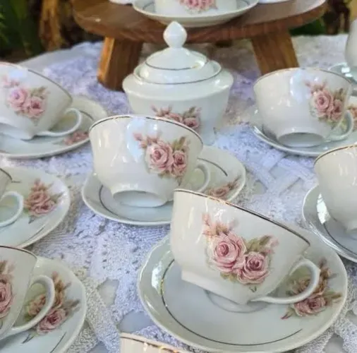 Jogo de Chá e Café Porcelana Real 6 Pessoas - Rosas e Ouro