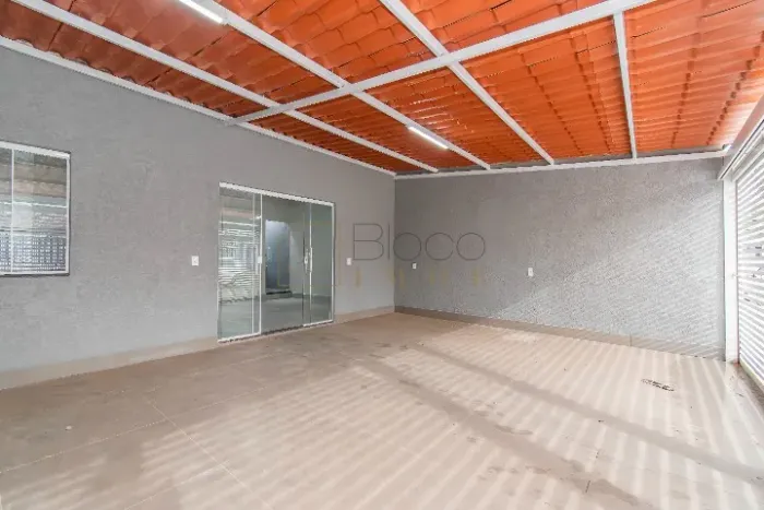 NA - Casa com 3 quartos sendo 1 suíte na QR 110 de Samambaia com fino acabamento