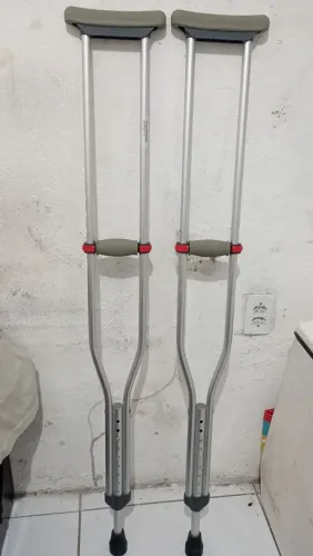 Vendo essas muletas semi nova interessados negociamos o valor