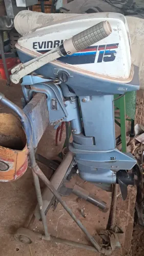 Motor popa evinrude
