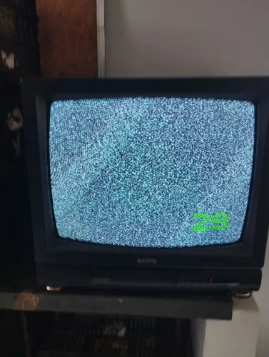 Televisão antiga Sanyo 20 polegadas precisa de conversor digital com sinal RF 