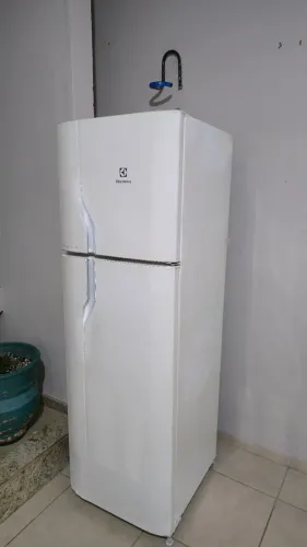 Geladeira Eletrolux 261L
