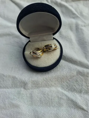 Par de brinco ouro branco e amarelo com brilhantes de 1/2 pontos 