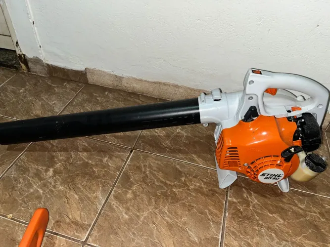 Vende se máquinas de jardinagem ( carrinho da roçadeira vai de brinde)