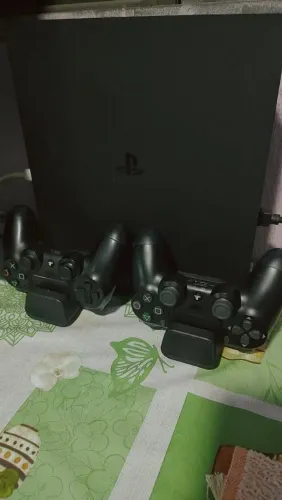 Vendo ps4 com dois controles e jogos