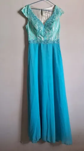 Vende-se 2 vestidos de festa ou formatura, 150 cada.
