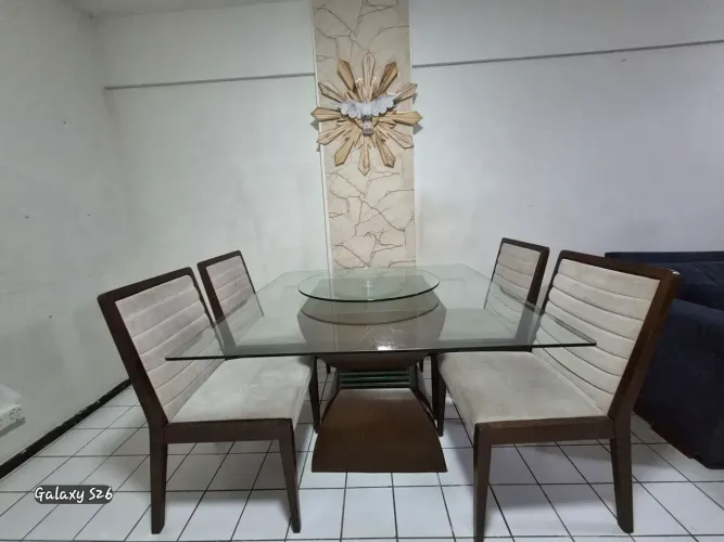 Vendo mesa com cadeiras