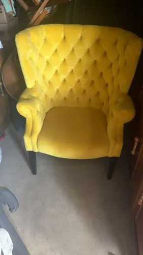 Vendo Poltrona Berger Clássica Amarela em Veludo com Capitonê