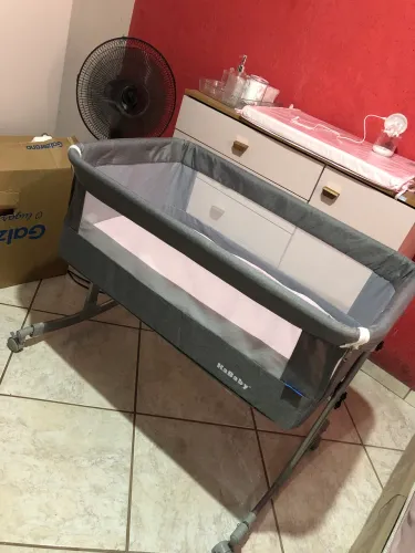 Berço Moisés Kababy acopla na cama cinza