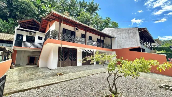 Casa semimobiliada com terreno espaçoso e área com churrasqueira no bairro Progresso!!