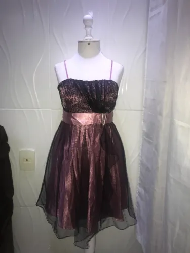 Vestido de Festa Curto com Saia Rodada e Detalhes em Renda
