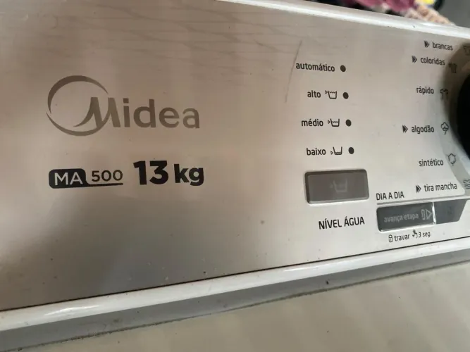 Vendo essa máquina de lavar, ela está com um pequeno vazamento na parte de baixo
