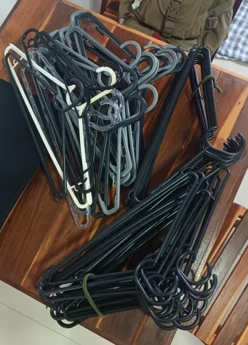 60 cabides de armário/guarda-roupa