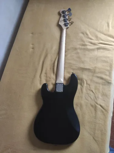 Contrabaixo Squier by fender