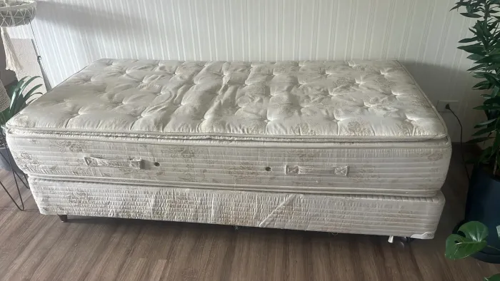 Cama de Solteiro com Colchão Mannes - Ótimo Estado