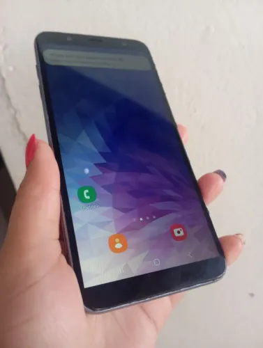 Celular j8