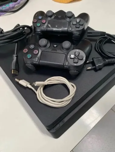 Ps4 com dois jogos físico e 50 jogos digitais