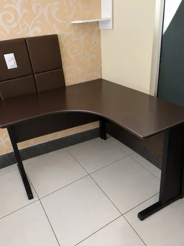 Mesa de escritório em L