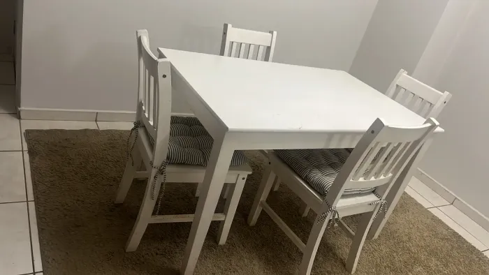 Mesa branca de jantar