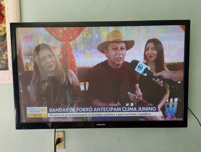 Vendo tv Samsung 43 polegadas não e smart mais funciona tudo 