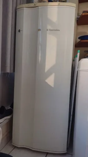 Geladeira Electrolux branca única dona, faz gelo.