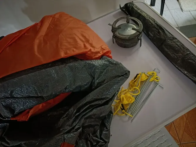 1 barraca para 4 pessoas em ótimo estado e completa + 2 banquinhos, espiriteira, lixeira