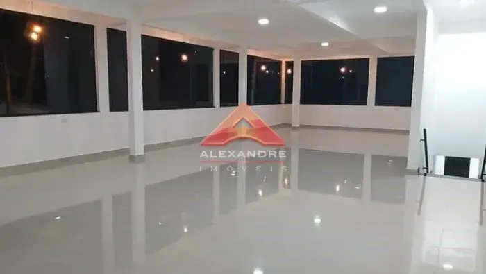 Sobrado comercial com 4 pontos comerciais e salão superior