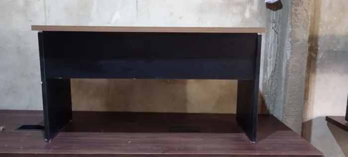 Mesa de escritório marrom