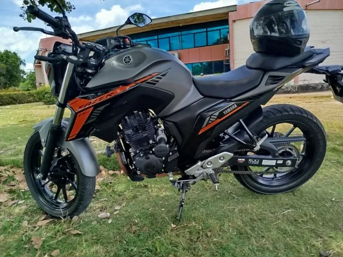 Vende-se Faz 25. 2025 conservada com manual e chave reserva.