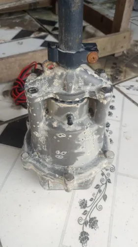 Bomba mergulhão pouco usada