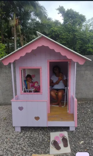 Casinha de boneca de madeira com coração
