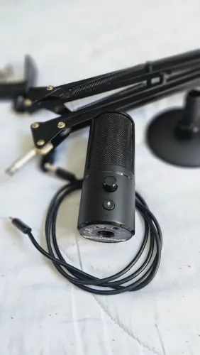 Microfone Razer Seiren X USB + Suporte de mesa
