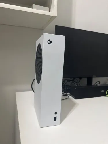 Vendem-se Xbox series s, semi novo(muito pouco usado) com um controle!